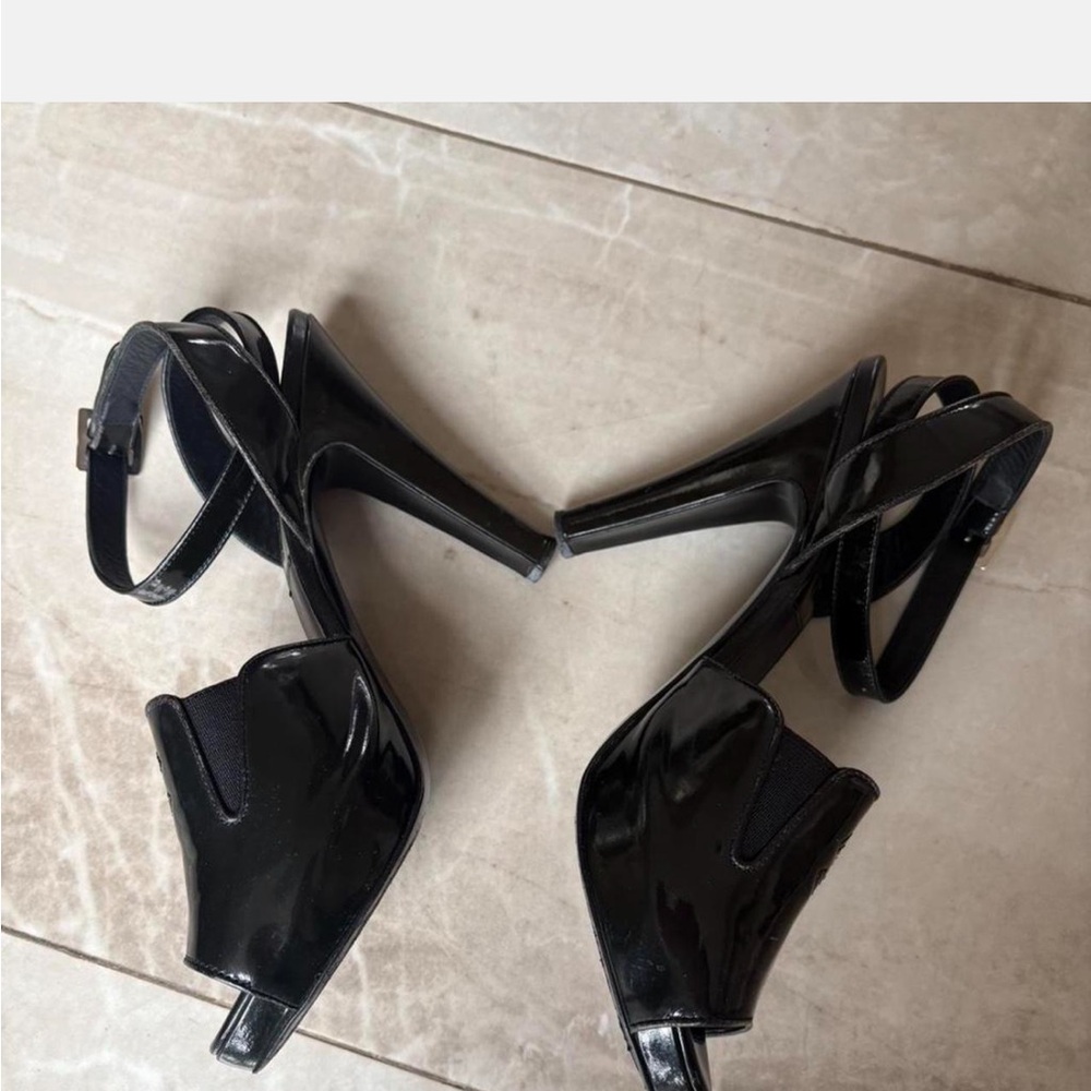 CHANEL Glossy Black Heels with Logo Detail - Picture 4 of 8